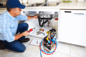 فحص تسربات المياه فى المطبخ